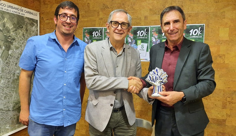 O alcalde entregou un Carballo de Sargadelos a Isidoro Hornillos en recoñecemento polo seu labor á fronte do atletismo galego