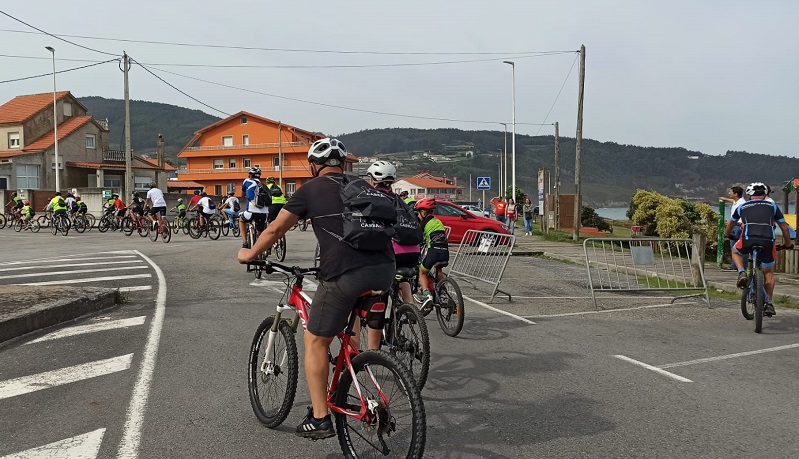 A ruta en bici chegou ata Razo polas sendas da rede Cicl-Ando Carballo