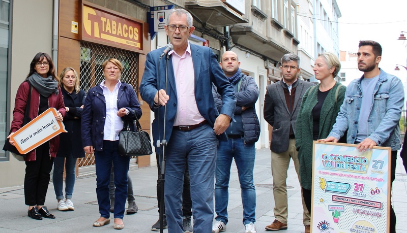 Evencio Ferrero animou a vecios/as e visitantes a comprar en Carballo