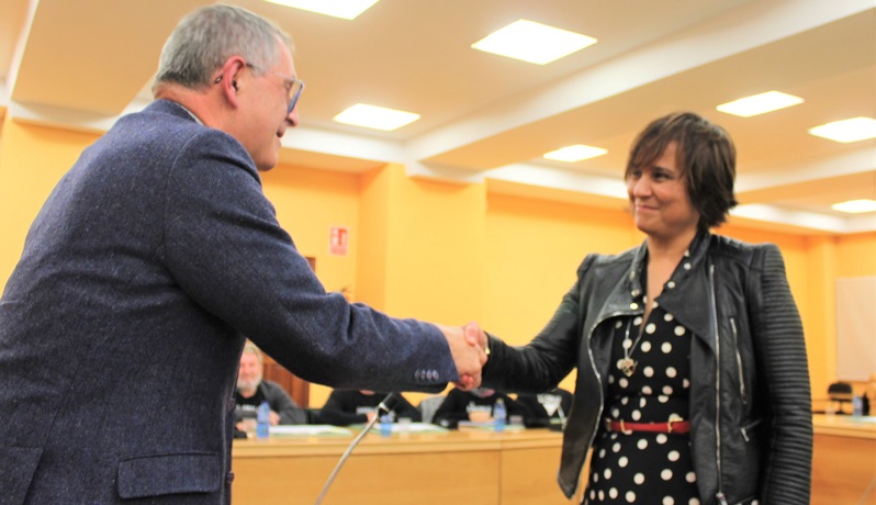 Evencio Ferrero felicita a Beatriz Neira despois de prometer o cargo