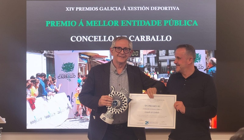 Evencio Ferrero recolleu o premio como mximo representante do Concello de Carballo