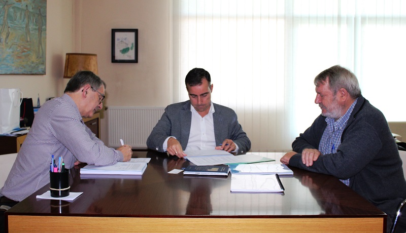 Evencio Ferrero, Diego Vzquez e Luis Lamas, na sinatura do contrato