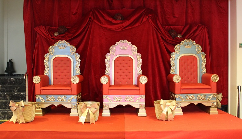 Os tronos reais estn situados na entrada da casa do concello