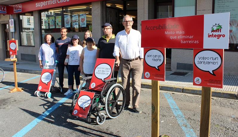 Pola mañá realizouse unha campaña informativa sobre as prazas de aparcamento reservadas para persoas con mobilidade reducida