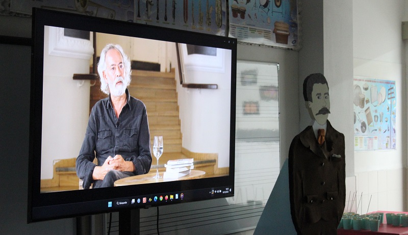 A figura de San Luís presidiu o acto xunto á pantalla na que se proxectou o documental