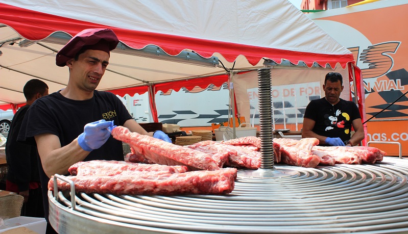 Os postos de gastronoma e artesana enchen a praza