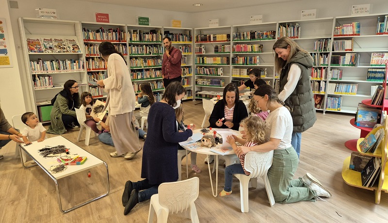 A concelleira ngeles Pacoret visitou o club de animacin  lectura en galego