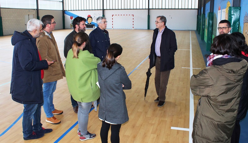 Representantes do Concello, o colexio, a ANPA, a empresa construtora e a direccin de obra visitaron o pavilln