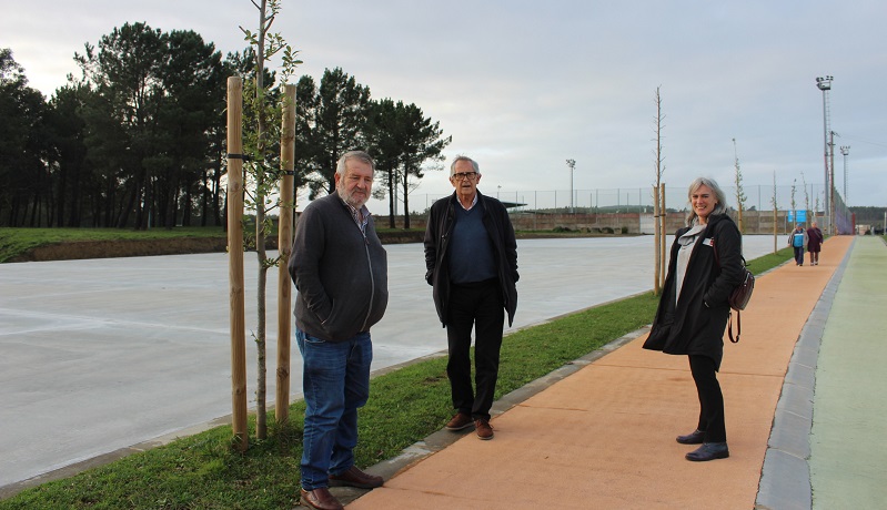 Luis Lamas, Evencio Ferrero e Mar Eirs, xunto ao novo aparcamento