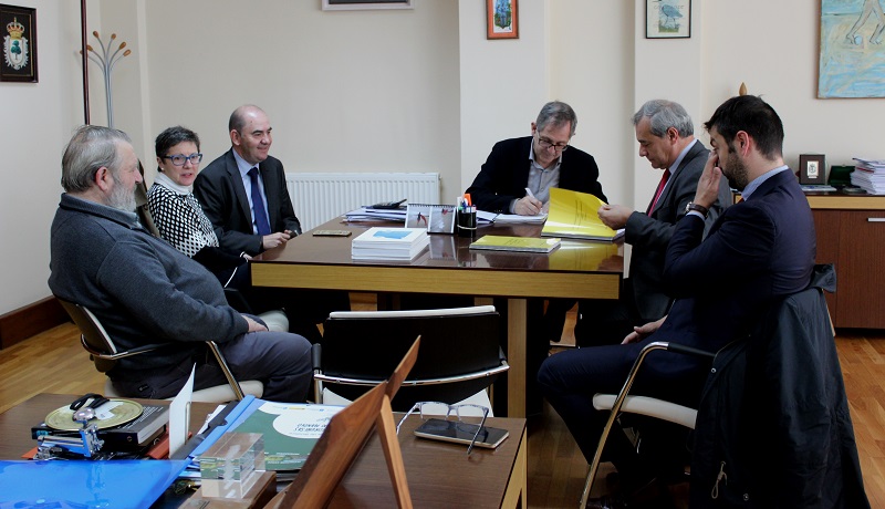 Representantes do Concello de Carballo e de Gestagua, durante a sinatura do contrato na Alcalda