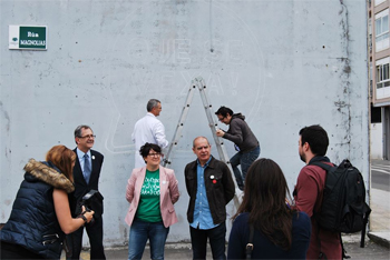 Luz Cures recolleu o Premio a artigos normalizadores de Carballo ante o novo mural de 