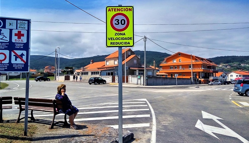 Na zona da praia est prohibido circular a mis de 30 Km/hora